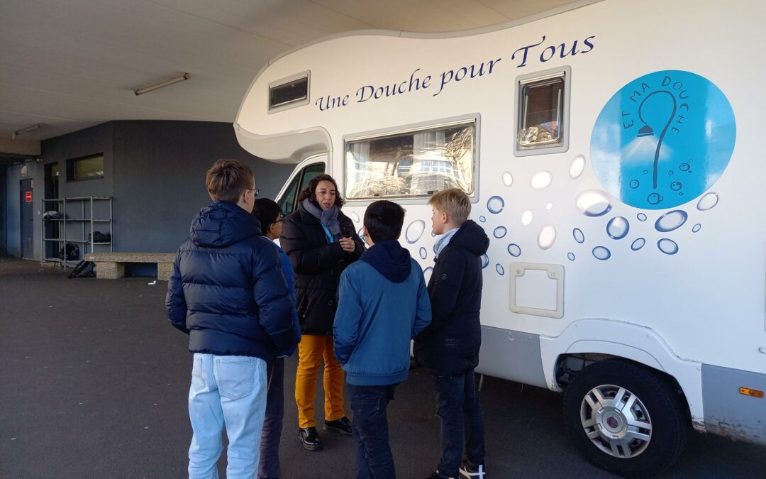 Le Camion sanitaire Bubull dans la cour du collège ste Anne